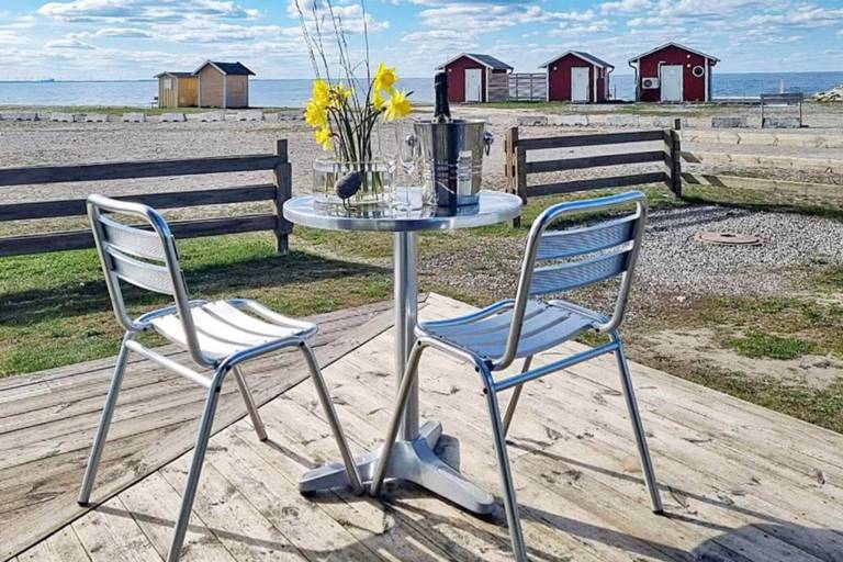 Vacation home with yard, patio & sauna | Beach nearby | Pets allowed — photo 2