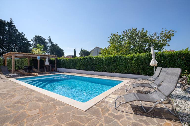 Fully equipped wonderful villa with terrace, pool & BBQ | Pet-friendly in Tar-Vabriga