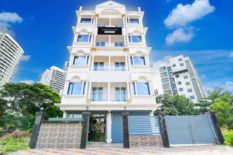Super Townhouse Amanora Park Town Formerly Samrat Inn