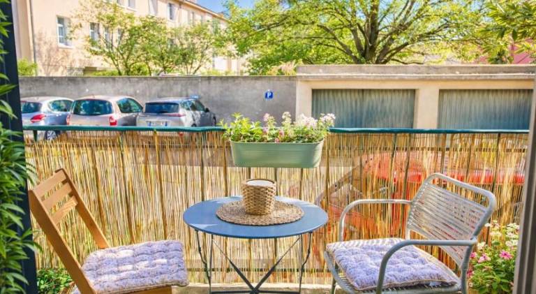 Rental apartment with patio — photo 3