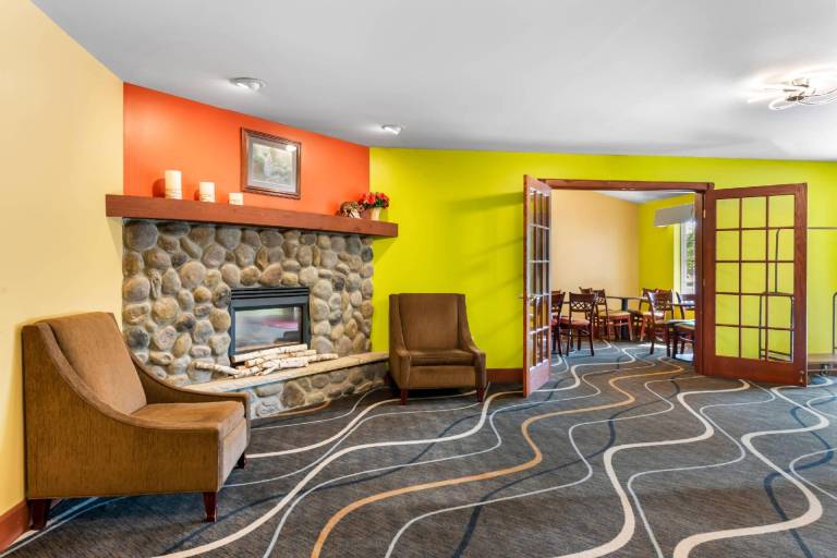Econo Lodge Inn & Suites — photo 2