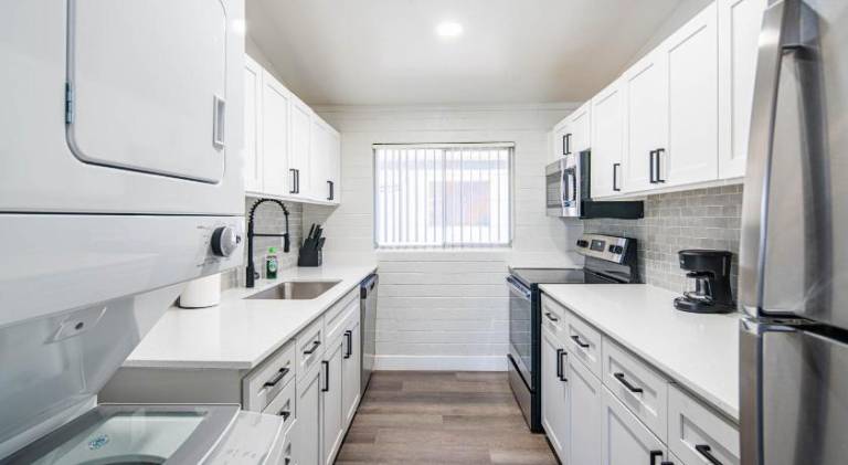 Spacious 2 Bedroom, 2 Bath, Pool, Free Parking, Gym — photo 4