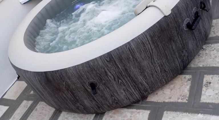 House with jacuzzi — photo 3