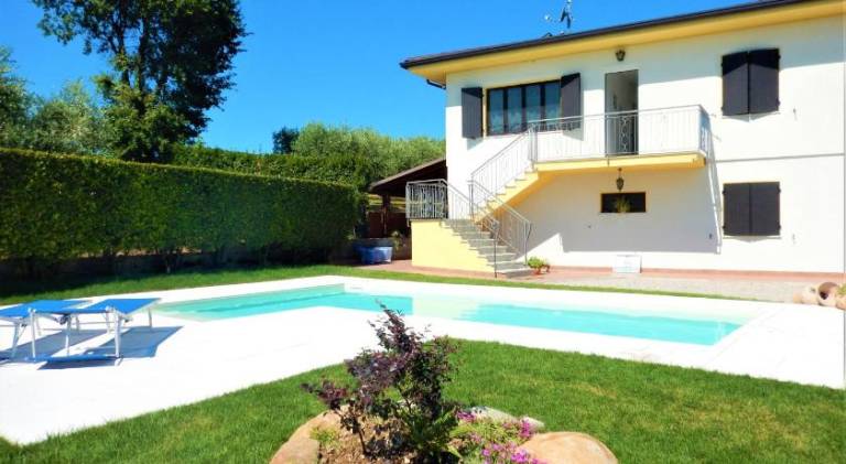 Apartment with patio, yard & barbeque in Cavaion Veronese