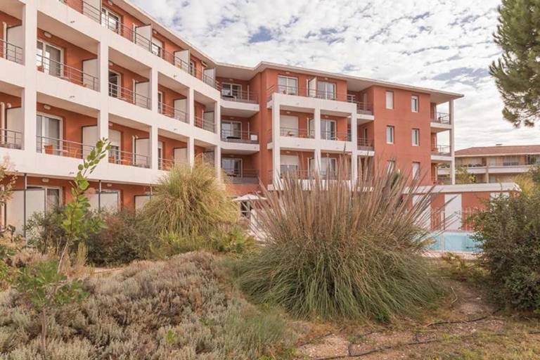 Serviced apartment with private pool, patio & garden | Perfect for remote work — photo 4