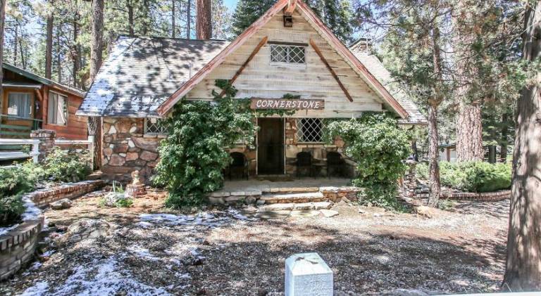 Cornerstone Cabin -Fun and cozy home with a hot tub that backs to the National Forest! in Big Bear Lake, CA