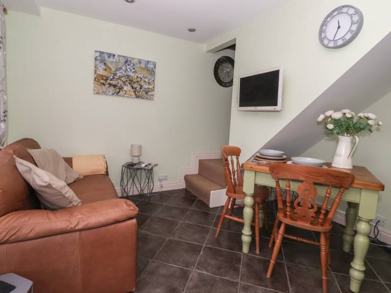 Cottage with garden — photo 2