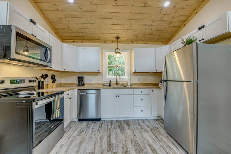 Walk to Main St! Mtn-View Getaway in Waynesville — photo 4
