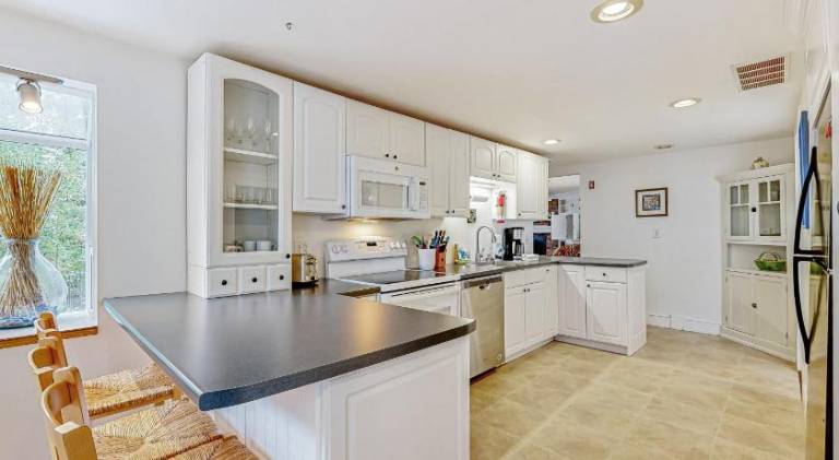 Vacation home with hot tub | Dogs allowed — photo 4