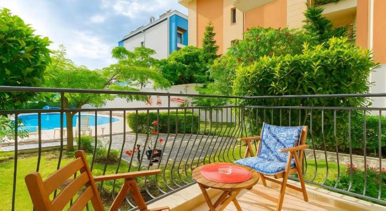 Apartment with pool — photo 4