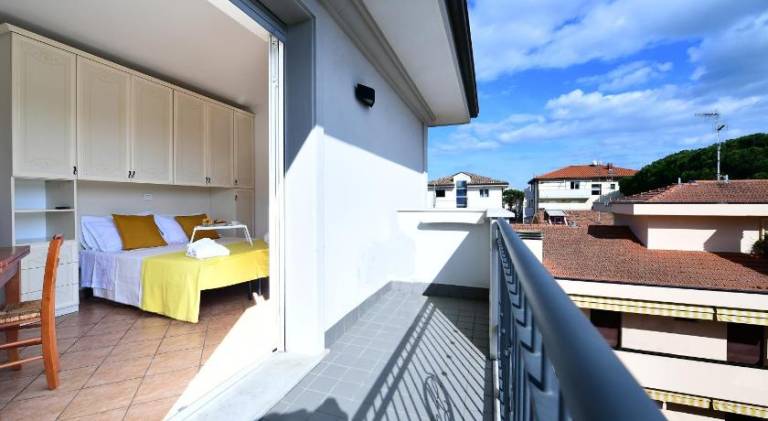 Serviced apartment with garden & patio — photo 2