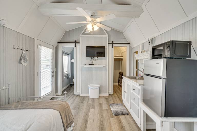 5 Mi to Dtwn Sweetwater: Studio w/ Serene Views in Sweetwater, TN