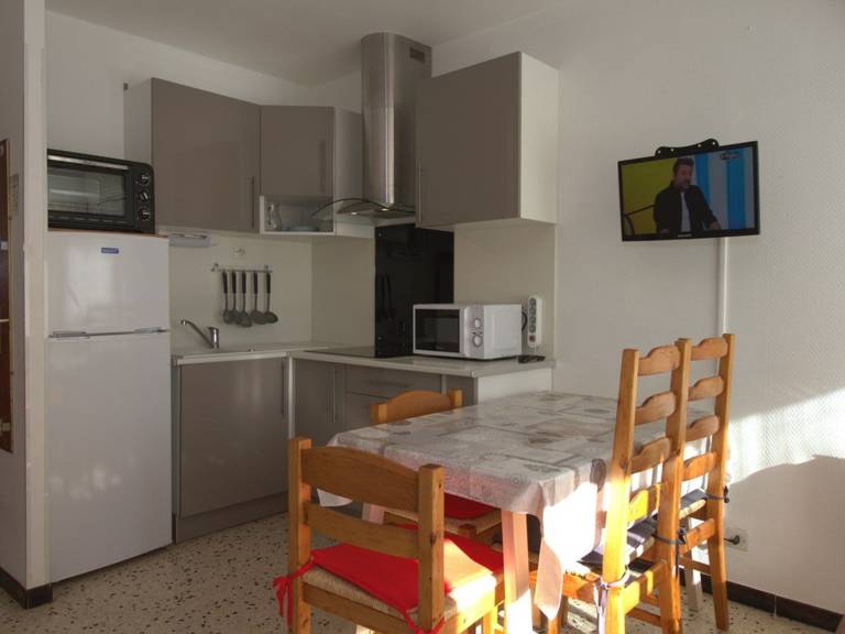 Cozy T1 in Balaruc-les-Bains with Balcony, A/C, and Modern Amenities — photo 3