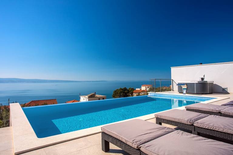 Family-friendly lovely villa with private pool, patio & jacuzzi | City view | Dogs allowed — photo 5
