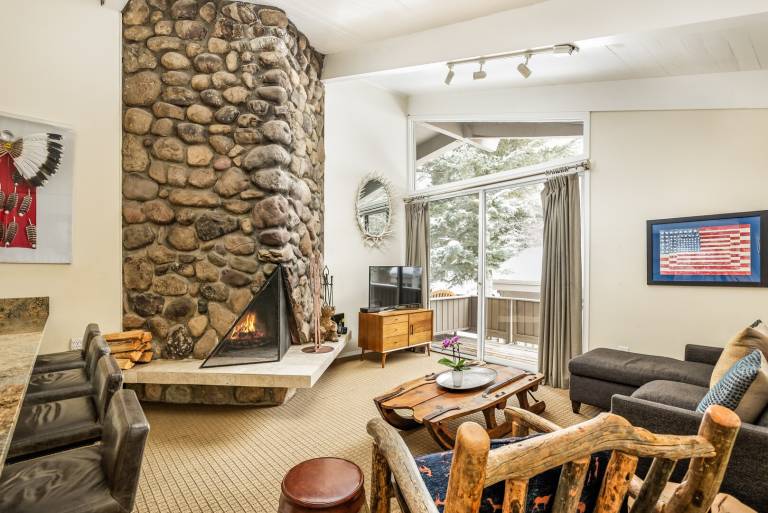 Family-friendly spacious condo with patio & private pool | Next to the ski | Pets allowed — photo 2
