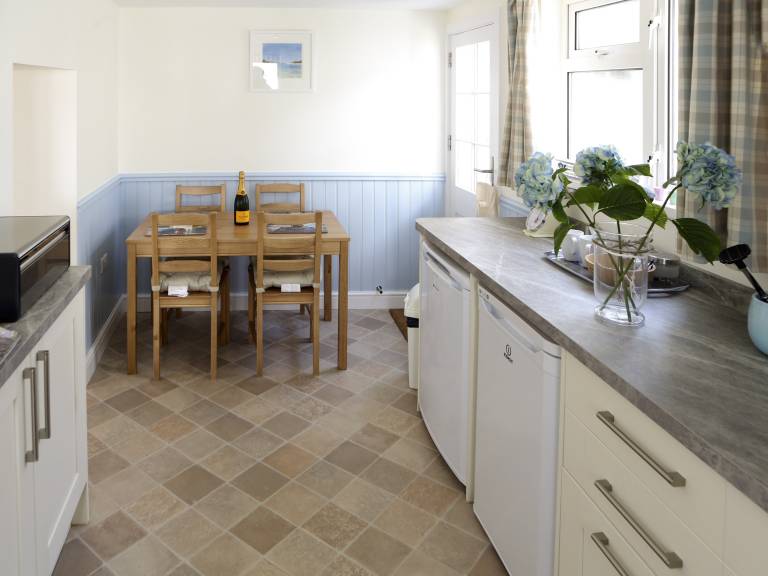 Cottage with patio, barbecue & garden — photo 4