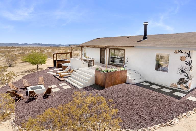 Desert Moon - Serene Desert Views & Design — photo 3