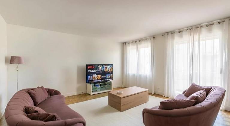 Fully equipped holiday apartment with patio & hot tub | Suitable for remote work | Pets are welcome in Paris