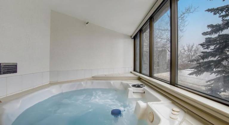Serviced apartment with sauna, jacuzzi & pool — photo 5