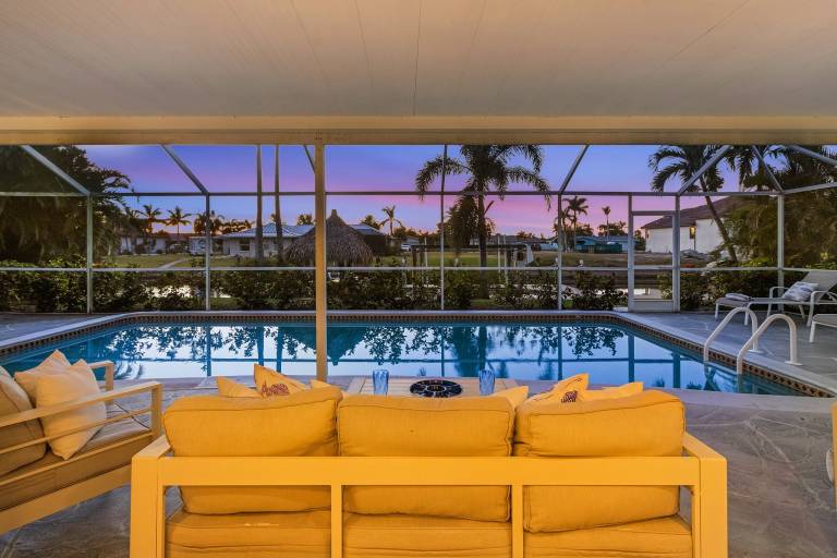 IMPECCABLE! - Amazing sunsets, Dock, Heated Pool - Sunsational Sunsets - Roelens in Cape Coral, FL