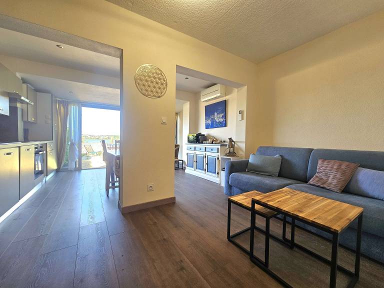Rental apartment with yard — photo 2