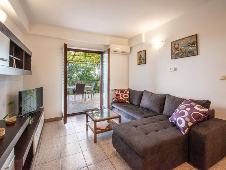 Apartment with patio, yard & barbecue — photo 3