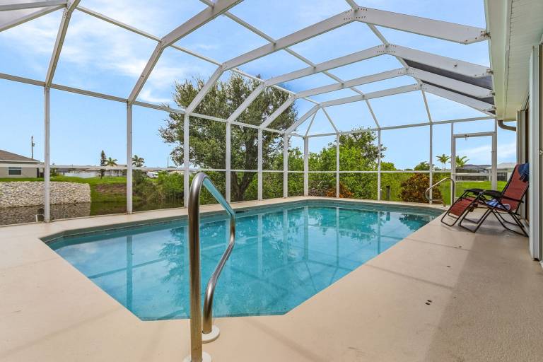 Child-friendly house with private pool & barbecue | Water view | Pets allowed — photo 2
