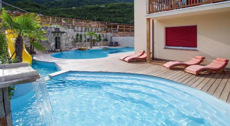 Rental apartment with yard, private pool & jacuzzi — photo 3