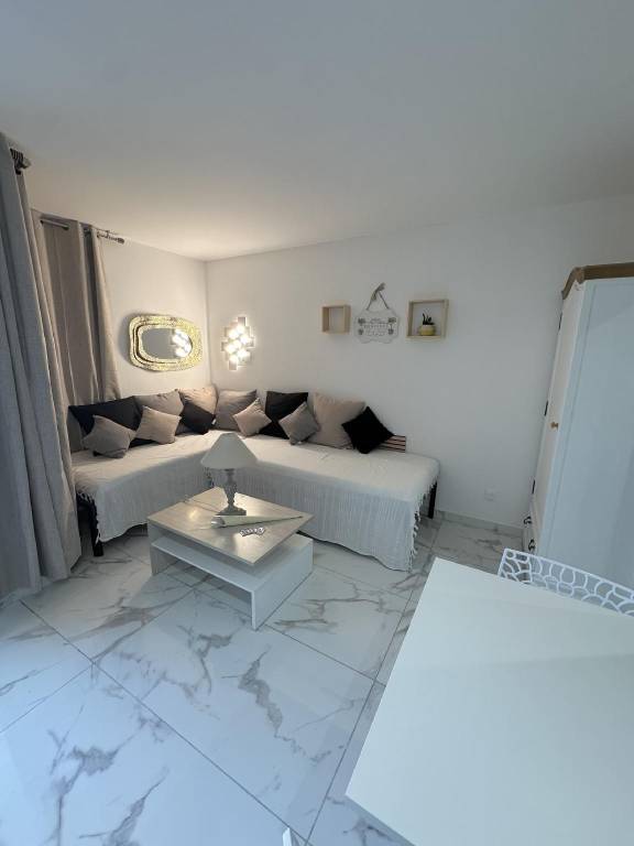 Rental apartment with yard & patio in Antibes