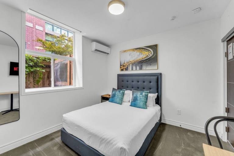 Bed & Breakfast West Queen West