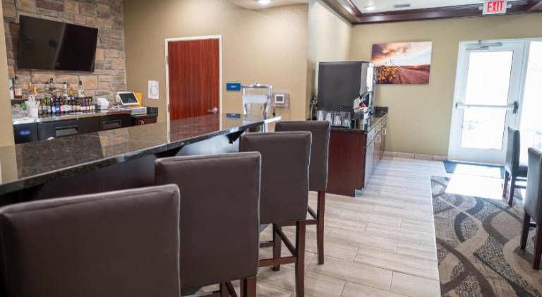 Cobblestone Hotel & Suites - Lamar — photo 4