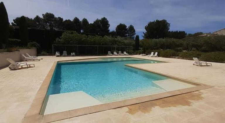 Vacation home with pool & jacuzzi in St.-Rémy-de-Provence