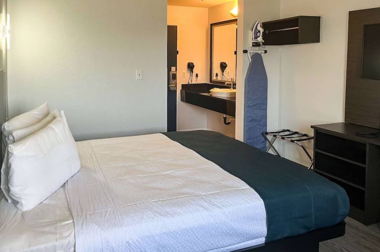 Studio 6 Suites Delano CA