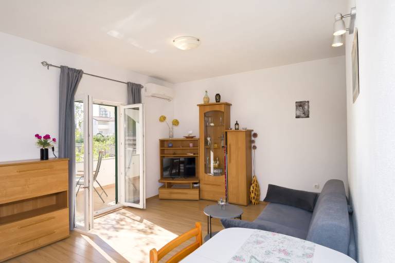 Holiday apartment with patio, garden & BBQ | Garden view | Next to the beach | Pets are welcome — photo 3