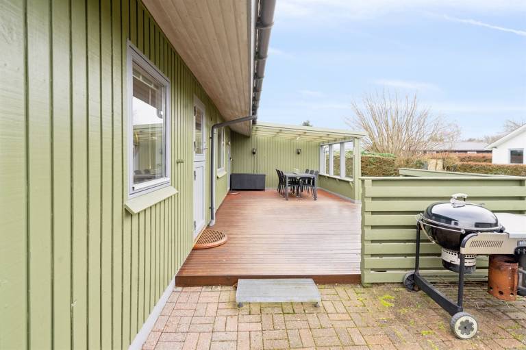 House with barbeque, patio & garden — photo 2