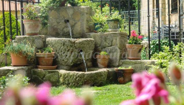Beautiful cottage with barbeque, patio & pool | Mountain view | Pets are welcome — photo 3
