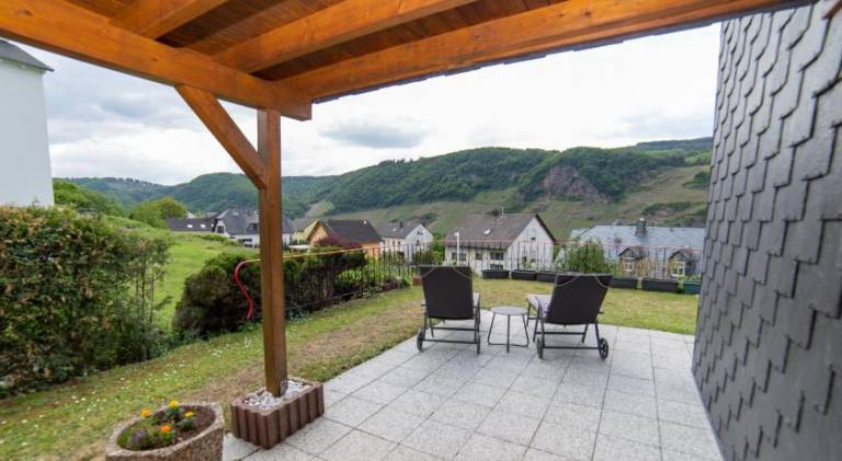 Holiday apartment with patio & grill — photo 4