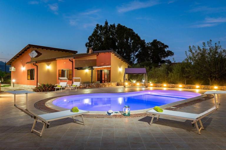 Family-friendly wonderful villa with patio, private pool & BBQ | Pets allowed — photo 3