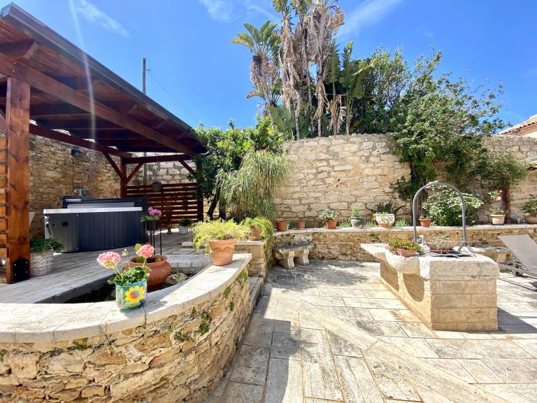 Villa with hot tub, grill & garden — photo 3