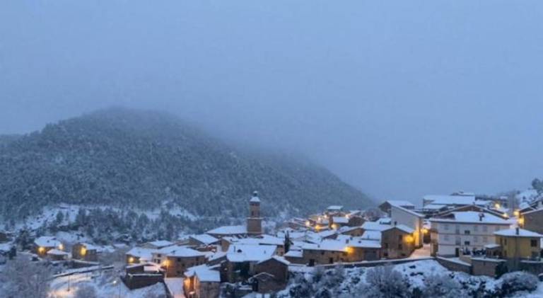 Chalet with terrace, garden & private pool | Suitable for remote work | Dogs allowed in Teruel