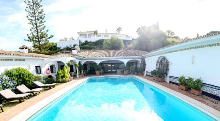 Fully equipped ample villa with patio, private pool & garden | Perfect for remote work | Pet-friendly in Estepona