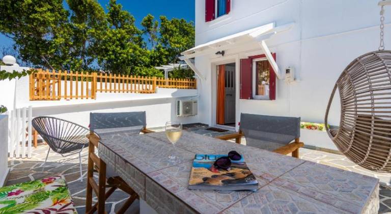 Apartment with yard, patio & barbeque | Next to the beach | Dogs allowed in Milos
