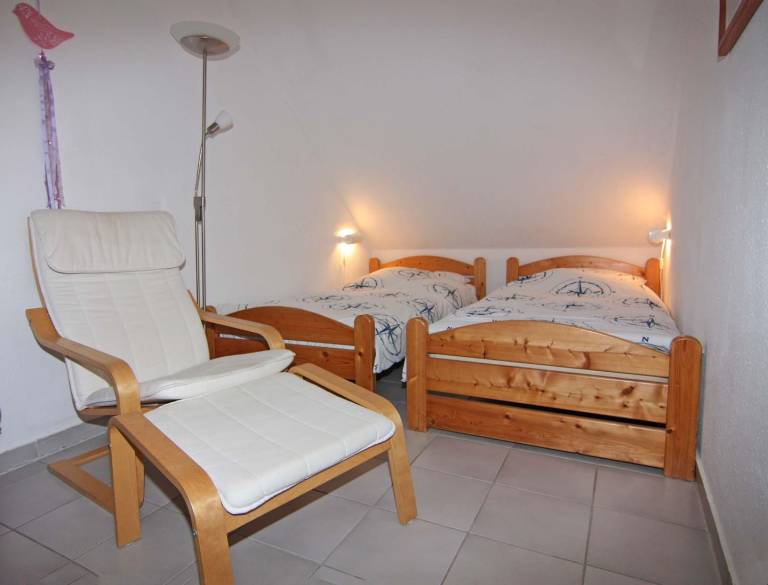 Großzügige Ferienwohnung über 2 Etagen mit Kaminofen, Balkon und Garten in Wenkendorf — photo 3
