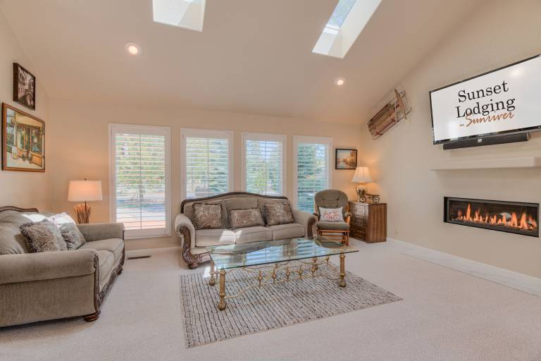 Sunriver Home with Hot Tub, A/C, SHARC, Bikes, Dog-Friendly — photo 5