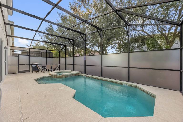 Vacation home with garden, BBQ & private pool in Osceola, FL