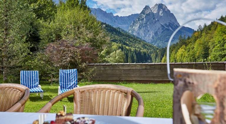 Holiday apartment with pool, jacuzzi & patio | Good for workation | Pets allowed in Garmisch-Partenkirchen