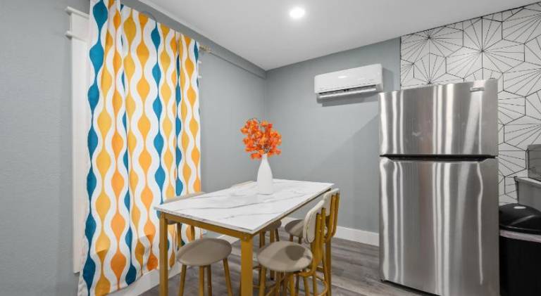 Holiday apartment | Close to Gerald D. Hines Waterwall Park | Pet-friendly — photo 5