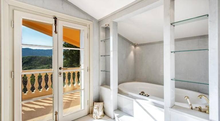 Villa with pool & hot tub — photo 4