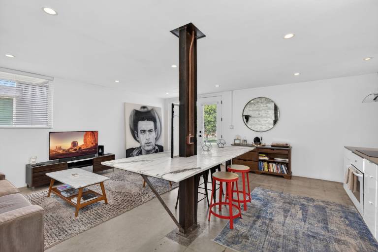 Modern 2BR Retreat Sleeps 4 Near Arcadia Biltmore