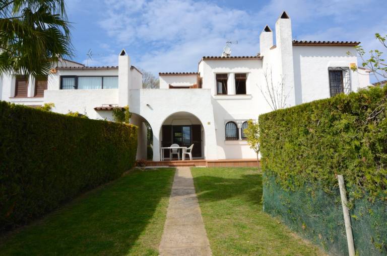 House with terrace, yard & pool | Pet-friendly — photo 3